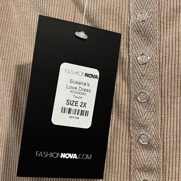 Fashion Nova NWT. Size 2X. Taupe. Off shoulder. Button down detail. - Picture 4 of 5
